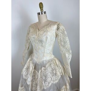 True Vintage 1950s Ivory A Line Lace Wedding Gown XS 0 Sleeves Tulle Tiara‎ Veil